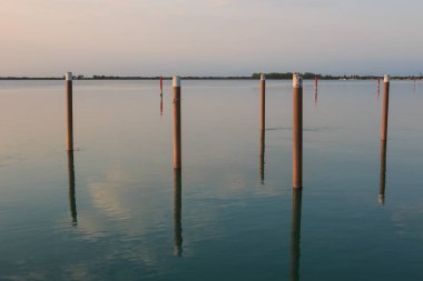 Gün batımında Bibione Gölü