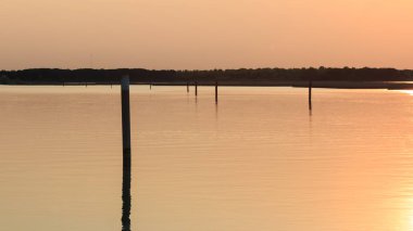 Gün batımında Bibione Gölü