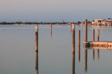Gün batımında Bibione Gölü