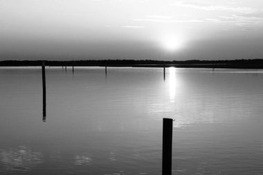 Gün batımında Bibione Gölü