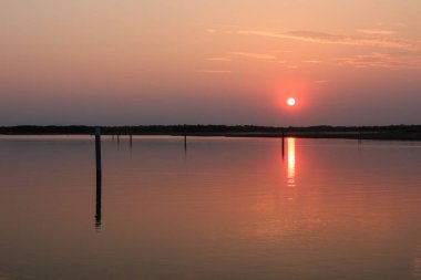 Gün batımında Bibione Gölü