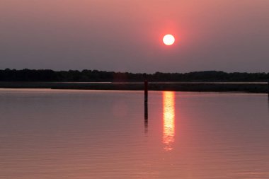 Gün batımında Bibione Gölü