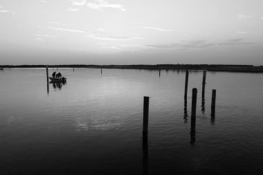 Gün batımında Bibione Gölü