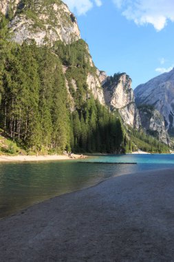 Braies Gölü 'nün güzel manzarası - Dolomitler