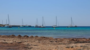 Menorca adasında bir koy (Balear Adaları)