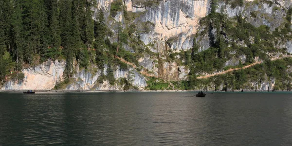 Озеро Брейес Дамбы Трентино Альто Абе — стоковое фото