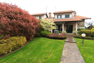 Bahar bakımlı bahçe