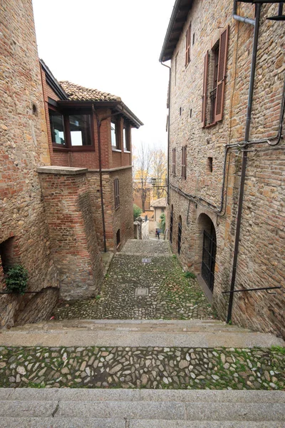 アルクアート城を中心 ピアチェンツァ県の古代中世の村 — ストック写真