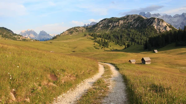 Hermoso Paisaje Con Una Cordillera — Foto de Stock