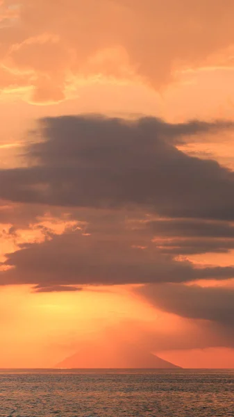 カーポ ヴァティカーノからストロンボリ島に沈む夕日 — ストック写真