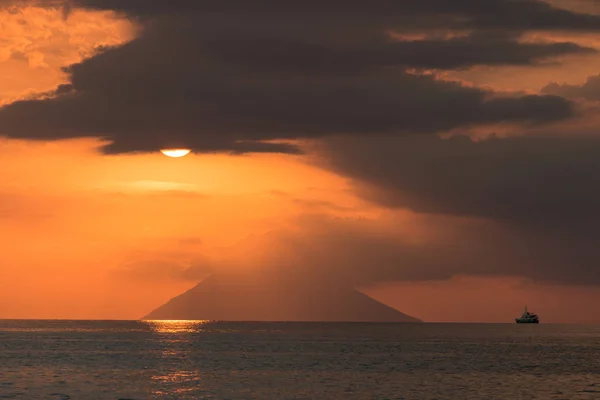 カーポ ヴァティカーノからストロンボリ島に沈む夕日 — ストック写真