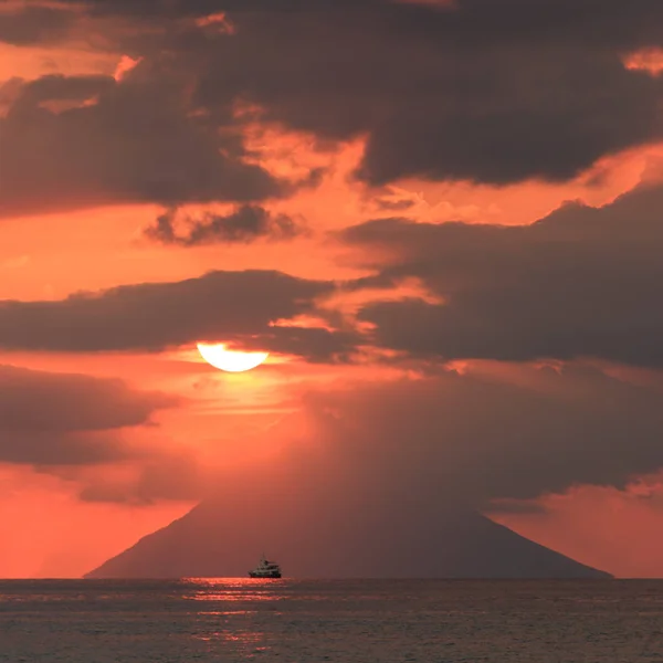 カーポ ヴァティカーノからストロンボリ島に沈む夕日 — ストック写真