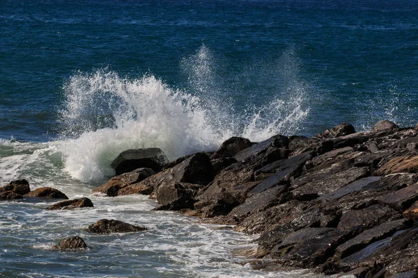 Onda Sulle Rocce — Foto Stock