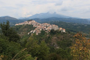 Calabria 'da tipik bir köy manzarası