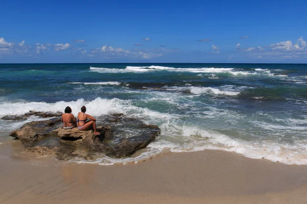 Paio Turisti Sulla Spiaggia — Foto Stock