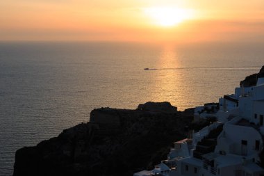 gün batımında Santoron Kaldera tekne