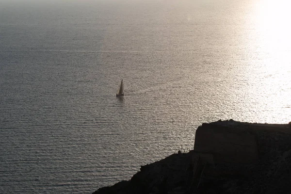 Barca Nella Caldera Santorini Tramonto — Foto Stock