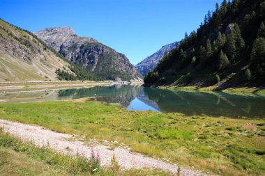 Dağlardaki güzel Livigno Gölü
