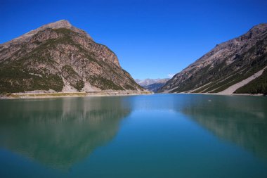 Dağlardaki güzel Livigno Gölü