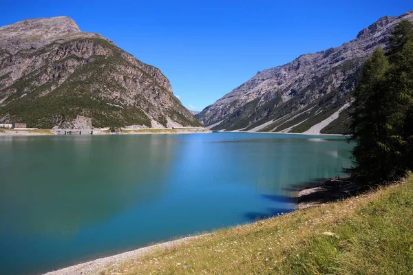 Dağlardaki Güzel Livigno Gölü — Stok fotoğraf