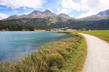Champfer Gölü 'ne giden bisiklet yolunun güzel manzarası - Motor