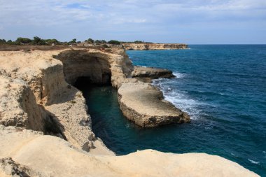 Torre Sant 'Andrea' daki uçurum Salento, Puglia
