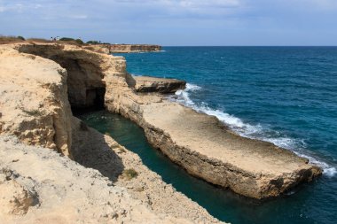 Torre Sant 'Andrea' daki uçurum Salento, Puglia