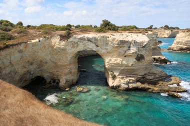 Torre Sant 'Andrea' daki uçurum Salento, Puglia