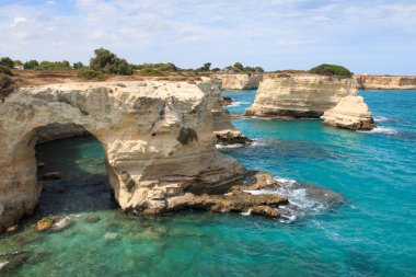 Torre Sant 'Andrea' daki uçurum Salento, Puglia