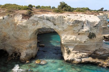 Torre Sant 'Andrea' daki uçurum Salento, Puglia