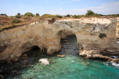 Torre Sant 'Andrea' daki uçurum Salento, Puglia