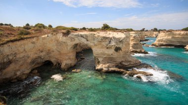 Torre Sant 'Andrea' daki uçurum Salento, Puglia