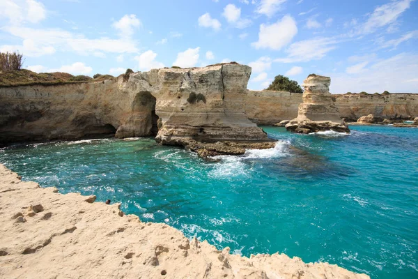Torre Sant 'Andrea' daki uçurum Salento, Puglia