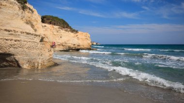 Mavi gökyüzü olan güzel sahil, Lerici 'de gezinti güvertesi