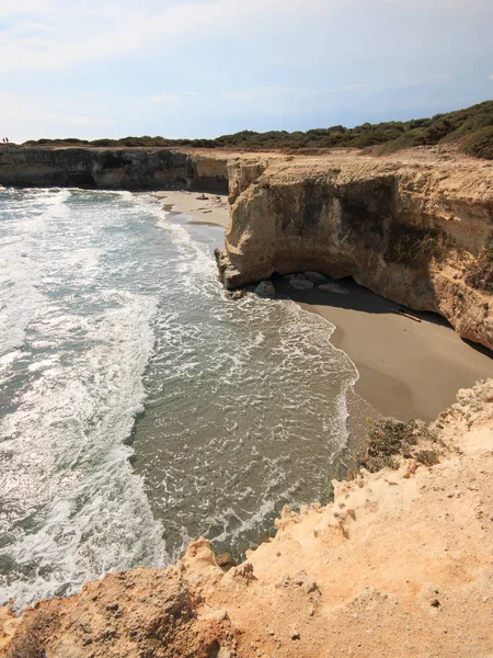 Torre Sant 'Andrea' daki uçurum Salento, Puglia