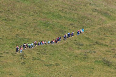 Tepedeki bir grup insan