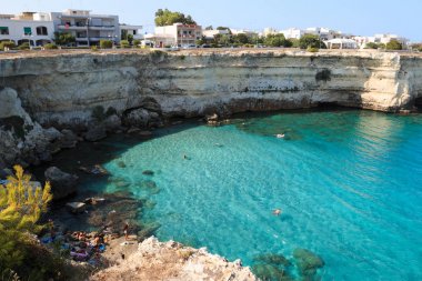 Torre dell 'Orso' daki uçurum Salento, Puglia