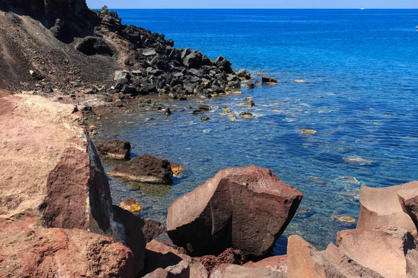 Stenig Kust Röd Strand Santorini — Stockfoto