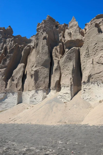 Vlychada sahilindeki dik kayalıklar - Santorini