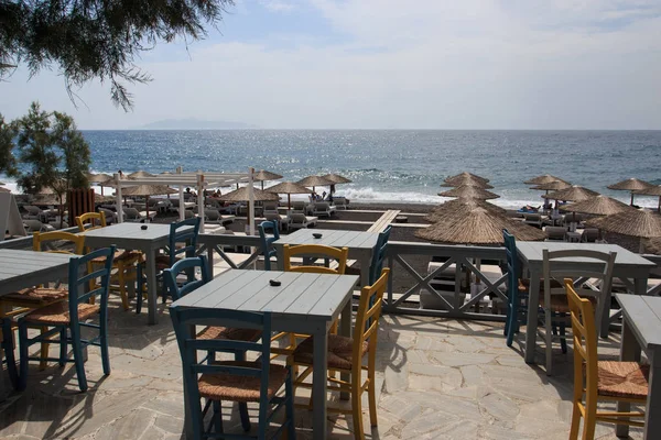 Tavoli Sedie Vuoti Sulla Spiaggia — Foto Stock