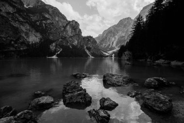 Braies Gölü 'nün güzel manzarası - Dolomitler, siyah beyaz fotoğraf