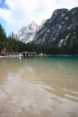 Braies Gölü 'nün güzel manzarası - Dolomitler