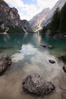 Braies Gölü 'nün güzel manzarası - Dolomitler