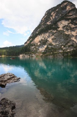 Braies Gölü 'nün güzel manzarası - Dolomitler