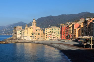 Camogli köyünün güzel manzarası - Liguria