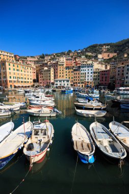 Camogli köyünün güzel manzarası - Liguria