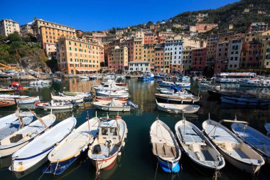 Camogli köyünün güzel manzarası - Liguria