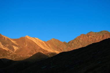 Lozan havuzunda şafak vakti, Vittorio Sella 'nın sığınağında. Gran Paradiso Ulusal Parkı