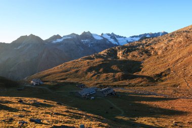 Lozan havuzunda şafak vakti, Vittorio Sella 'nın sığınağında. Gran Paradiso Ulusal Parkı