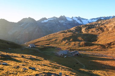 Lozan havuzunda şafak vakti, Vittorio Sella 'nın sığınağında. Gran Paradiso Ulusal Parkı